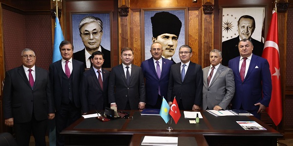 Visite du ministre des Affaires étrangères Mevlüt Çavuşoğlu au Kazakhstan, le 9 novembre 2022
