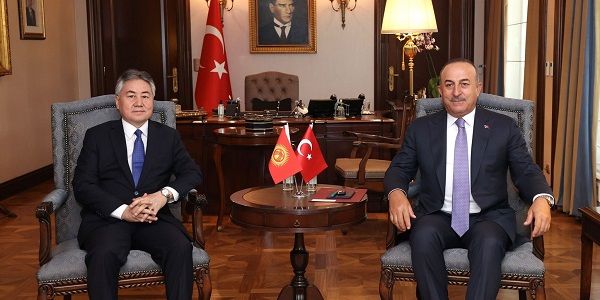 Reunión del Ministro de Asuntos Exteriores Mevlüt Çavuşoğlu con el Ministro de Asuntos Exteriores Jeenbek Kulubayev de la República Kirguisa, el 17 de agosto de 2022