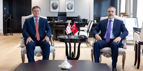 Außenminister Hakan Fidan traf mit Erkan Arıklı, Minister für öffentliche Arbeiten und Verkehr der Türkischen Republik Nordzypern, zusammen, 22. Januar 2025, Ankara