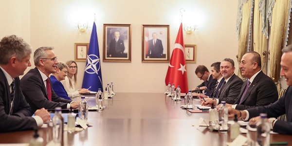Treffen von Außenminister Mevlüt Çavuşoğlu mit Jens Stoltenberg, Generalsekretär der NATO, 3. November 2022
