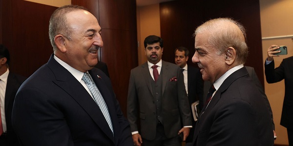 Rencontre du ministre des Affaires étrangères Mevlüt Çavuşoğlu avec le Premier ministre du Pakistan Shehbaz Sharif, le 1er juin 2022