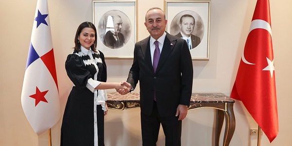 Treffen von Außenminister Mevlüt Çavuşoğlu mit der Außenministerin von Panama, Janaina Tewaney Mencomo, 15. April 2023, İstanbul