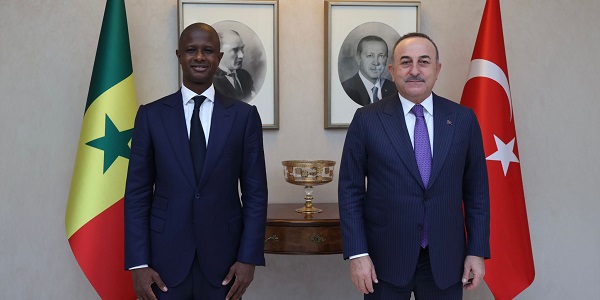 Rencontre du ministre des Affaires étrangères Mevlüt Çavuşoğlu avec le ministre de l'Intérieur du Sénégal, Antoine Felix Diome, le 5 janvier 2022