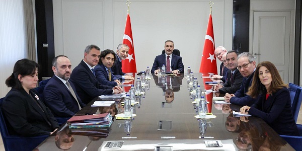 استقبال وزير الخارجية السيد هاكان فيدان للوفد المكون من قدير أوستون، كيليتش كانات، مسؤولين من مكتب مركز الدراسات السياسية والاقتصادية والاجتماعية 