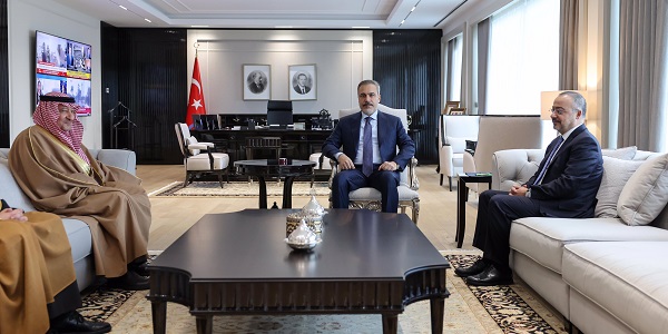 Außenminister Hakan Fidan empfing Waleed bin Abdulkarim El-Khereiji, stellvertretender Außenminister von Saudi-Arabien, 15. Januar 2025, Ankara