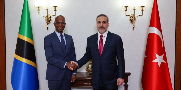 Le ministre des Affaires étrangères Hakan Fidan a accueilli January Yusuf Makamba, ministre des Affaires étrangères et de la Coopération est-africaine de Tanzanie, le 16 avril 2024, à Ankara