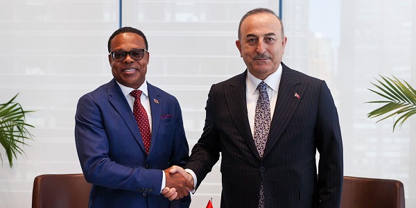 Treffen von Außenminister Mevlüt Çavuşoğlu mit dem Außenminister von Trinidad und Tobago, Amery Browne, 30. März 2023, New York

