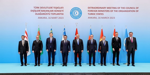 Participation du ministre des Affaires étrangères Mevlüt Çavuşoğlu à la réunion extraordinaire du Conseil des ministres des Affaires étrangères de l'Organisation des États turciques (OET), 16 mars 2023, Ankara