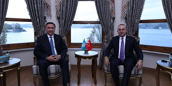 Rencontre du ministre des Affaires étrangères Mevlüt Çavuşoğlu avec le secrétaire général de l'Organisation des États turciques, l'ambassadeur Kubaniçbek Ömuraliyev, le 18 novembre 2022