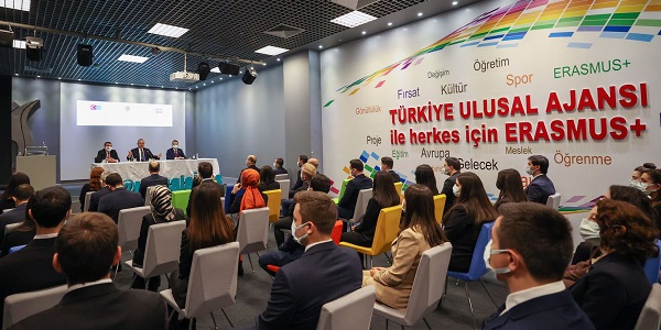 Rencontre du ministre des Affaires étrangères Mevlüt Çavuşoğlu avec le nouveau personnel de l'Agence nationale turque, 30 décembre 2021