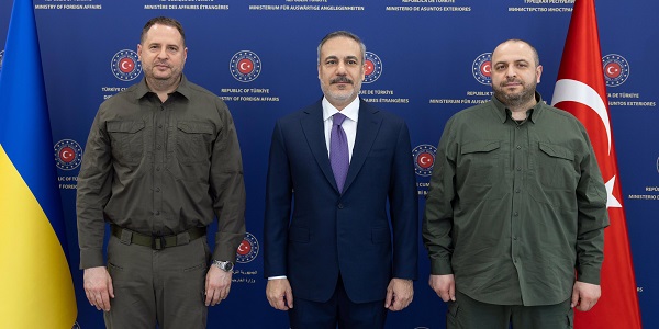 O Ministro dos Negócios Estrangeiros, Hakan Fidan, reuniu-se com o Chefe do Gabinete do Presidente da Ucrânia, Andriy Yermak, e com o Ministro da Defesa da Ucrânia, Rustem Umerov, 28 de junho de 2024, Ancara