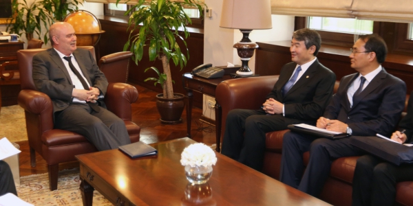 Dışişleri Bakanlığı Müsteşarı Büyükelçi Feridun H. Sinirlioğlu Güney Kore Dışişleri Bakan Yardımcısı Tae-yong Cho ile görüştü.