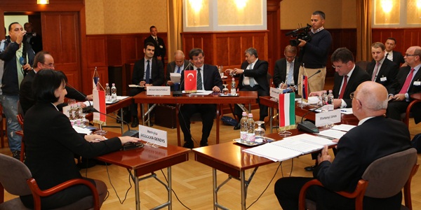 Türkiye'nin ilk kez davet edildiği Visegrad Grubu Dışişleri Bakanları Toplantısında enerji, ulaştırma ve Balkanlar konuları ele alındı
